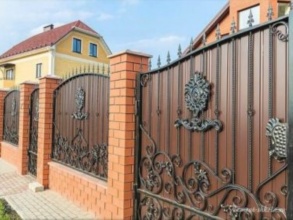 Кирпичный забор с ковкой  150 метров фото в Пересвете