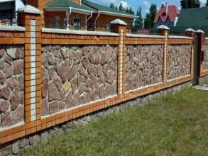Кирпичный забор с камнем 12 метров фото в Пересвете
