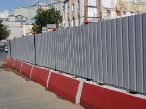 Забор на строительную площадку 60 метров фото цена за метр