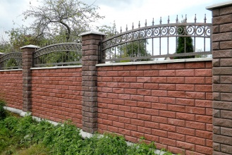 Кирпичный забор с ковкой  100 метров фото недорого
