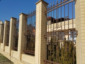 Кирпичный забор с ковкой  10 метров фото в Пересвете