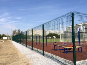 Забор на спортивную площадку 72 метра фото с установкой