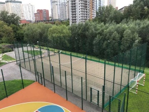 Забор на спортивную площадку 68 метров фото с установкой
