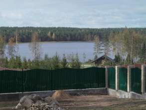 Забор из евроштакетника с кирпичными столбами 187 метров фото с установкой