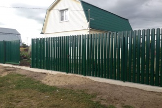 Забор из евроштакетника на ленточном фундаменте 70 метров фото в Пересвете