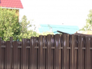 Забор из евроштакетника на ленточном фундаменте 10 метров фото в Пересвете